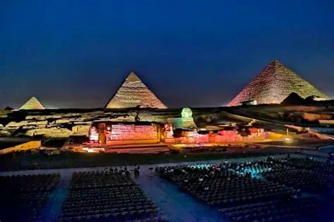 عرض الصوت والضوء عند أهرامات الجيزة ليلاً
